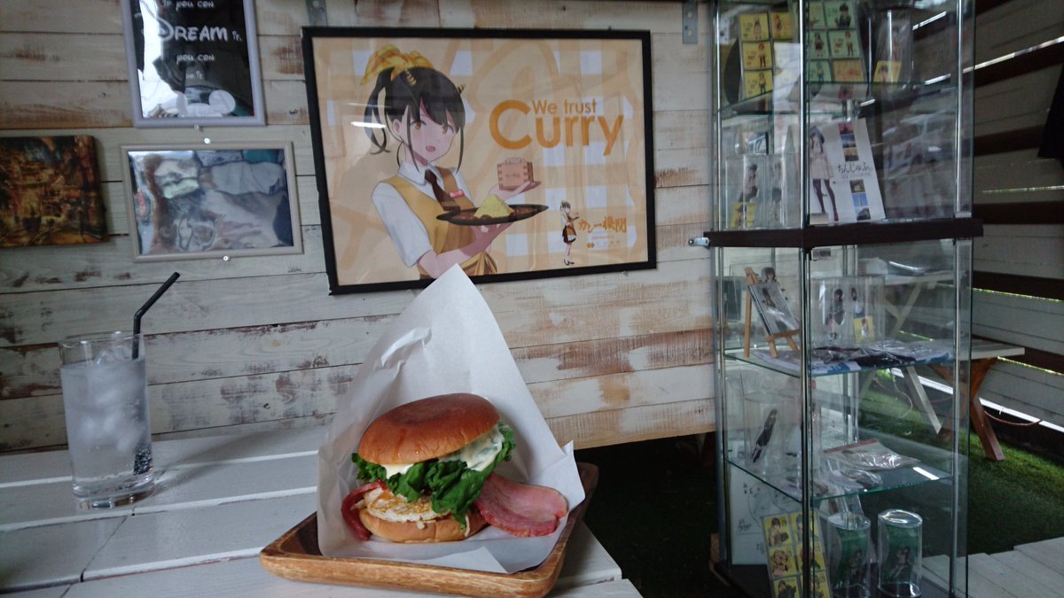 佐世保バーガーKORONさんのネイビーバーガー。来店するたびに増える貴重なグッズ群。