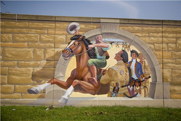 AmericanRoadMag's tweet photo. The Mississippi River Tales Mural is 18,000 sq. feet of detailed paintings on Cape Girardeau's flood wall. This amazing public artwork  brings the town's story to life! #visitcape https://t.co/HvJ6mXTBIo https://t.co/X49UYUi8KF