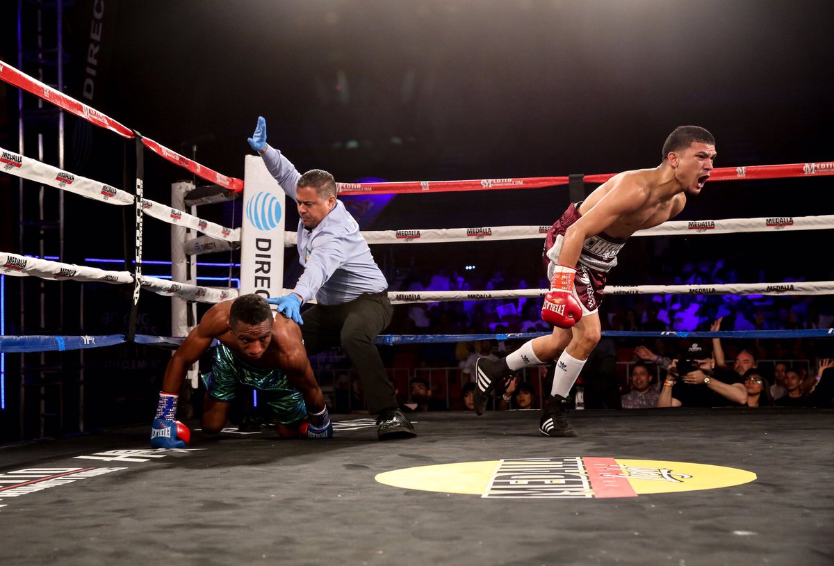 CottoPromotions's tweet photo. Jose “Chiquiro” Martinez noquea a Yeison Vargas en el segundo asalto para de esta manera abrir la transmisión de #DIRECTVBoxingNights https://t.co/OqCsqvXFuO
