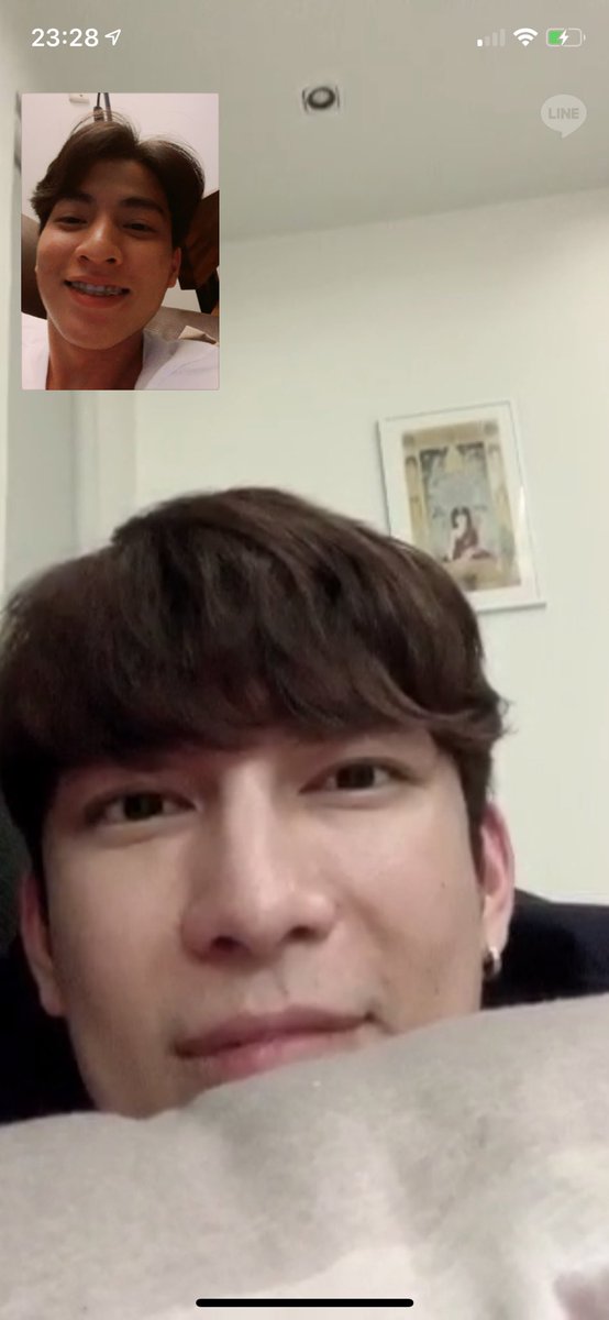 TharntypeB's tweet photo. Essas chamadas de vídeo me mata viu... Nunca pedi nada @gulfkanawut mais se assumam logo viu senhor @MSuppasit https://t.co/RW55bULCNJ