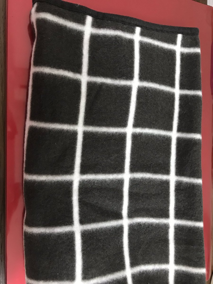 【拡散希望】
四大陸選手権でこのグレーのひざ掛けをお忘れになった方へ
私が代わりに日本に持ち帰りましたので、DMくださると嬉しいです

お名前も住まいもTwitterやってらっしゃるかも分からないのですが…
フリーを見てすぐに仕事のためエキシビを見ずにお帰りになった方です！
届きますように🙇‍♂️