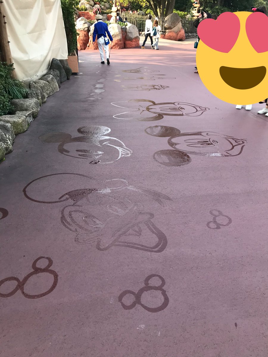 東京ディズニーリゾート名物 カストーディアルアート 動画で見ると本当に神過ぎて 意味がわからない レベル Togetter