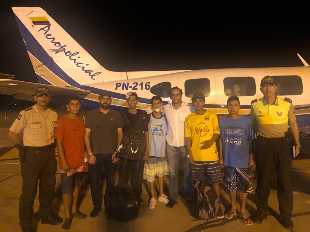 PedroPabloDuart's tweet photo. Iniciamos evacuación aérea con algunos de los heridos del accidente en Perú. Otros emprendieron regreso terrestre.
¡Jamás los dejaremos solos! Vamos de regreso a casa, ecuatorianos. @mariapaularomo https://t.co/DTcYM9H8IW