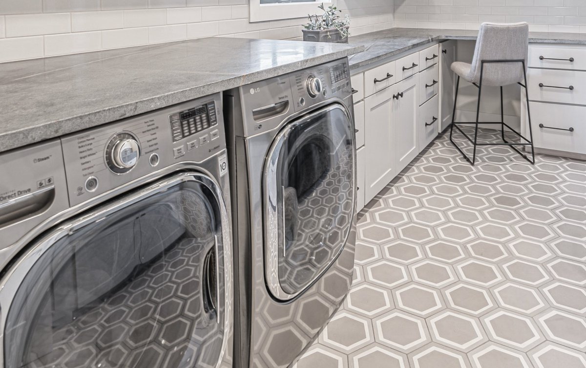 TesselleDesign's tweet image. bit.ly/3bFSlky As seen in Texas Monthly Magazine, La Cella Misti Cement Tiles by Tesselle in a newly remodeled laundry room!