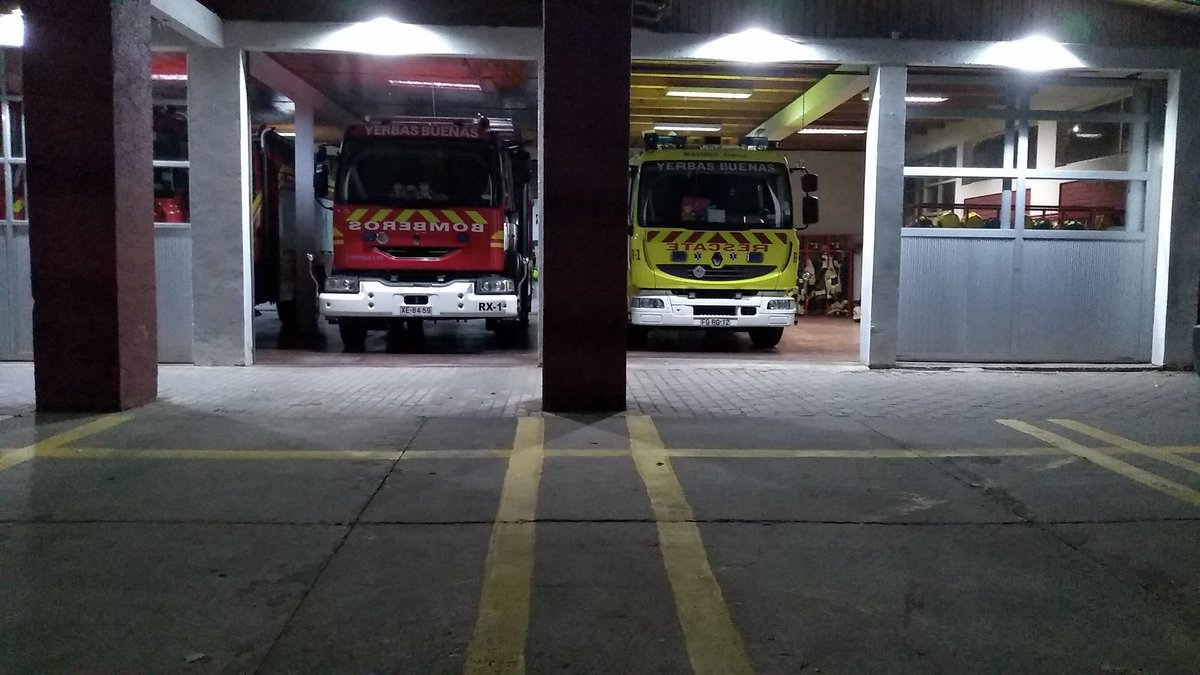 Los carros de la Bomba Fundadora listos y dispuestos para acudir al llamado del deber Firme la PRIMERA