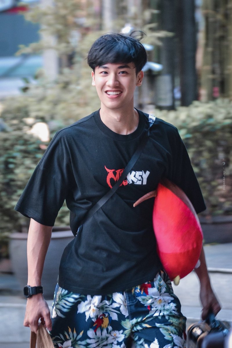 AWWW WE MUST CALLED THIS MAN AS MICKEY TAYYYY LOOKS SO CUTEE!!! HE’S REALLY PREPARING HIS SELF FOR  #gmmtvouting2020  #Tawan_V