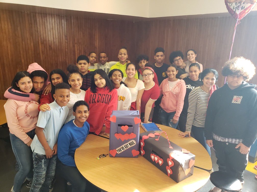 kelly10a's tweet photo. Teachers and students participating in no one eats alone day at 363! #friendsatthetable #school2020 #weare363 #weareD10 https://t.co/2fRaZN7byl