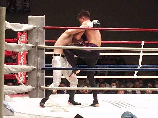 高倉仮面 疲労の激しい太聖はタックルや 大車輪キックの掛け逃げで時間を稼ぐも 村田義光は延長r終盤に膝蹴りをタイミングよく決めてダウンを奪った これが決め手となり 延長判定3 0で村田が勝利 う む 僕は本戦で決着が着いていたと思ったのだがなぁ