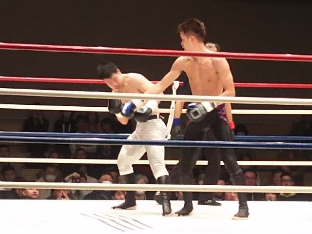 高倉仮面 疲労の激しい太聖はタックルや 大車輪キックの掛け逃げで時間を稼ぐも 村田義光は延長r終盤に膝蹴りをタイミングよく決めてダウンを奪った これが決め手となり 延長判定3 0で村田が勝利 う む 僕は本戦で決着が着いていたと思ったのだがなぁ