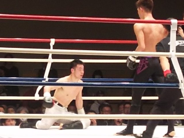 高倉仮面 疲労の激しい太聖はタックルや 大車輪キックの掛け逃げで時間を稼ぐも 村田義光は延長r終盤に膝蹴りをタイミングよく決めてダウンを奪った これが決め手となり 延長判定3 0で村田が勝利 う む 僕は本戦で決着が着いていたと思ったのだがなぁ