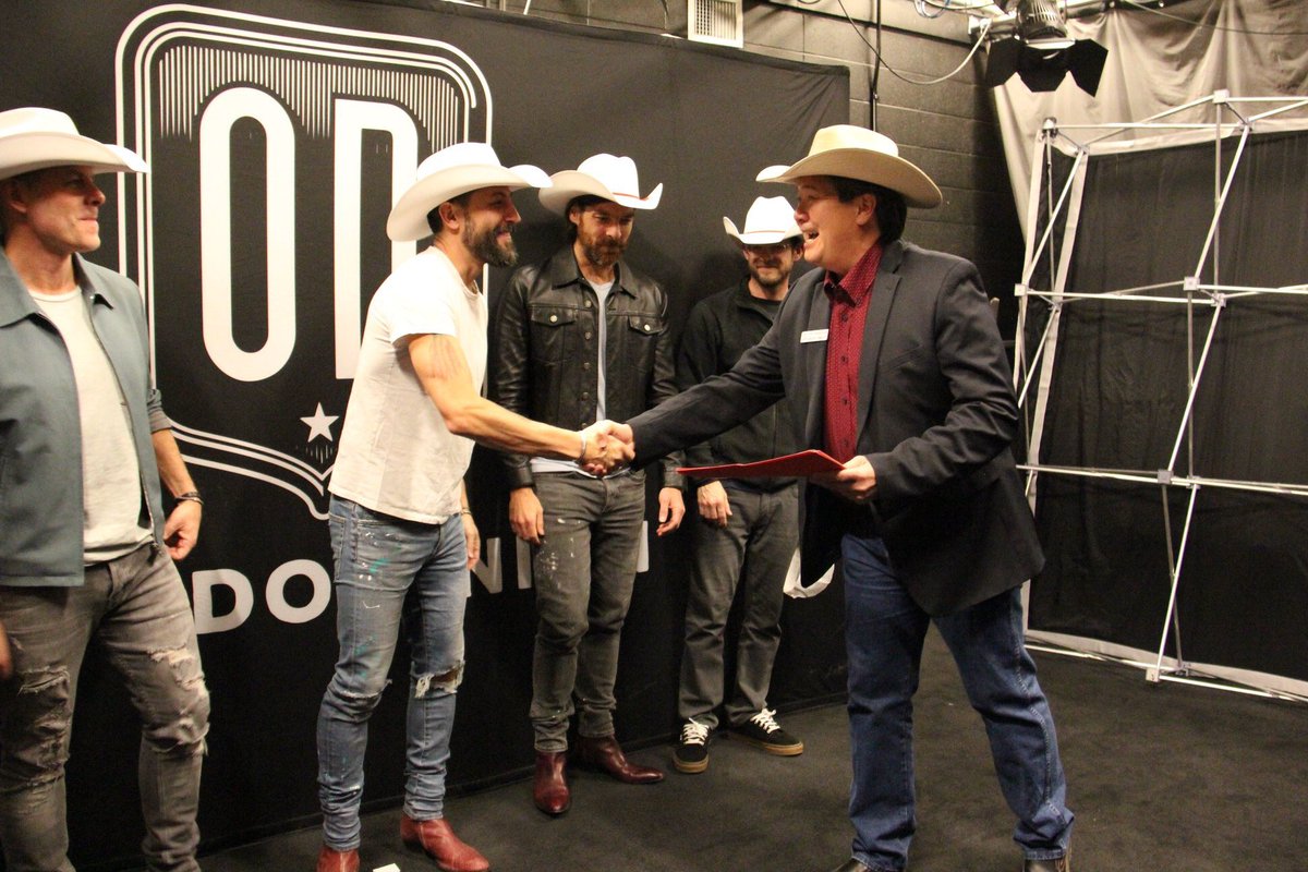 Passrat's tweet photo. Honorary Calgary White Hats to @OldDominion Making our guests Honorary Calgarians @calgarystampede @smithbilthats https://t.co/jyEnM9rM8W