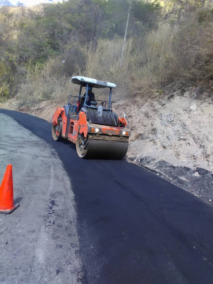 YafarNaim's tweet photo. #15Feb por instrucciones de nuestro Gob. @RMarcoTorres continúan los trabajos de rehabilitación de la Local 4 que conecta a La Victoria con el municipio #Tovar junto al poder popular; donde ya se han colocado aprox. 180 TN de asfalto en carpeta corrida #EscudoBolivariano2020 https://t.co/R8Bf8fPrdO