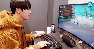 He loves computer games. Sometimes when he does live broadcasts, he likes to play online games with fans. Most of the times he does these are on his birthday. Aside from that, he's said that he also likes to play things like League of Legends.