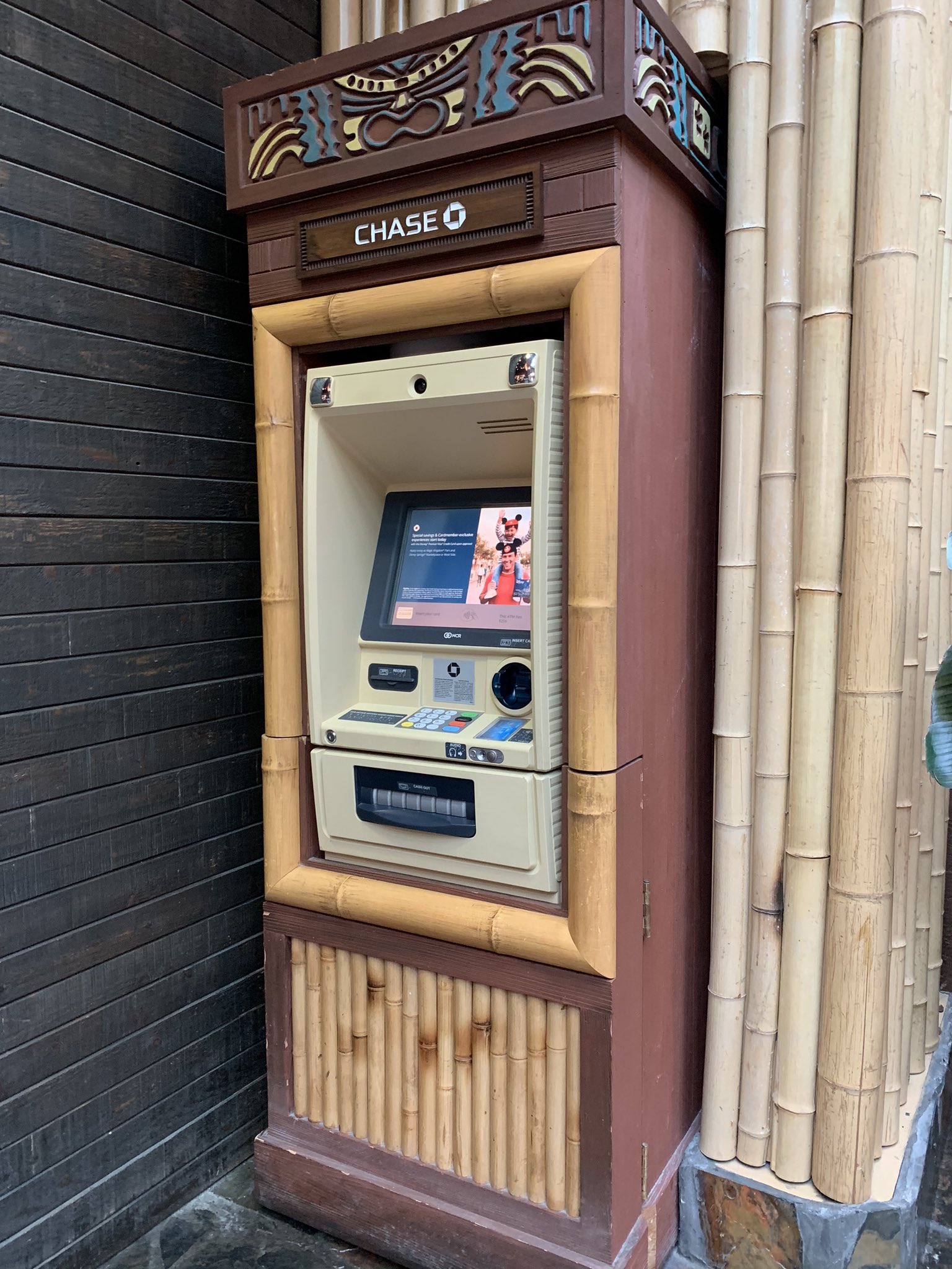 すちわーと In ディズニーワールド ディズニーワールド ポリネシアンリゾート の Atm Idタグと スーベニアメダル の機械 ホテルのテーマになじんだデザインがステキだなぁ 海外ディズニー Wdw ディズニーホテル T Co Dtuei4zuu9