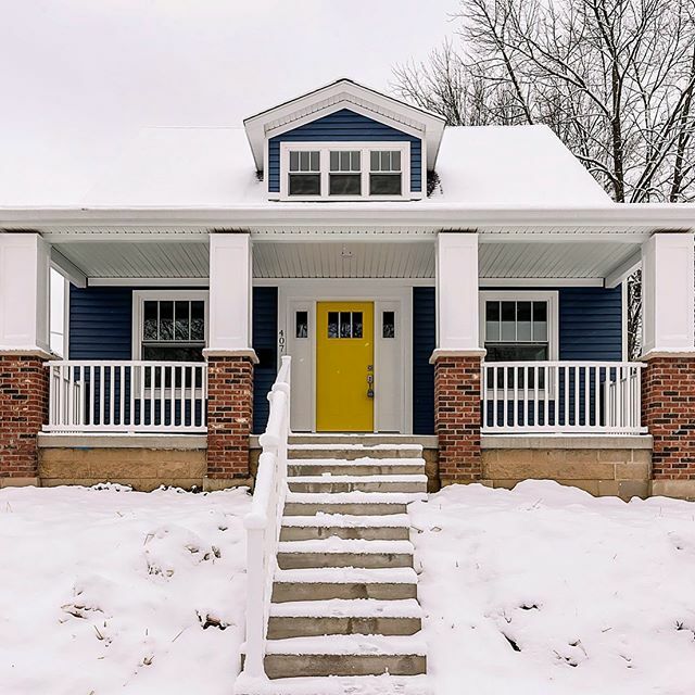 HomeKokomo's tweet photo. WANNA SEE THE INSIDE? 😏
#sneakpeek #comingsoon #wannabuyahouse #wannasellahouse #bluehouse #yellowdoor #bungalow #homesweethome #kokomo #howardcounty #kokomoindiana #cityofkokomo #indiana #realestate #realtors #kokomoshometeam https://t.co/vjRfwOZ6zG https://t.co/moTbTLbWKz