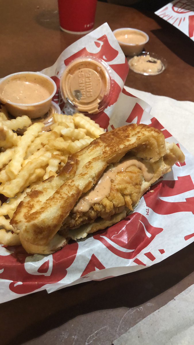 danerslee's tweet photo. This is the only way to eat @Raising_Canes . https://t.co/GgYnJVsUFJ