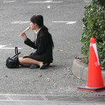 日本の就活の闇⁉路上で○○をする就活生が話題に!
