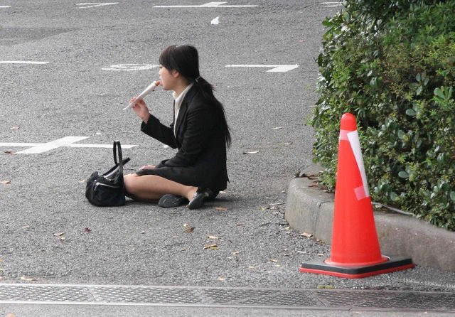 日本の就活の闇⁉路上で○○をする就活生が話題にwwww