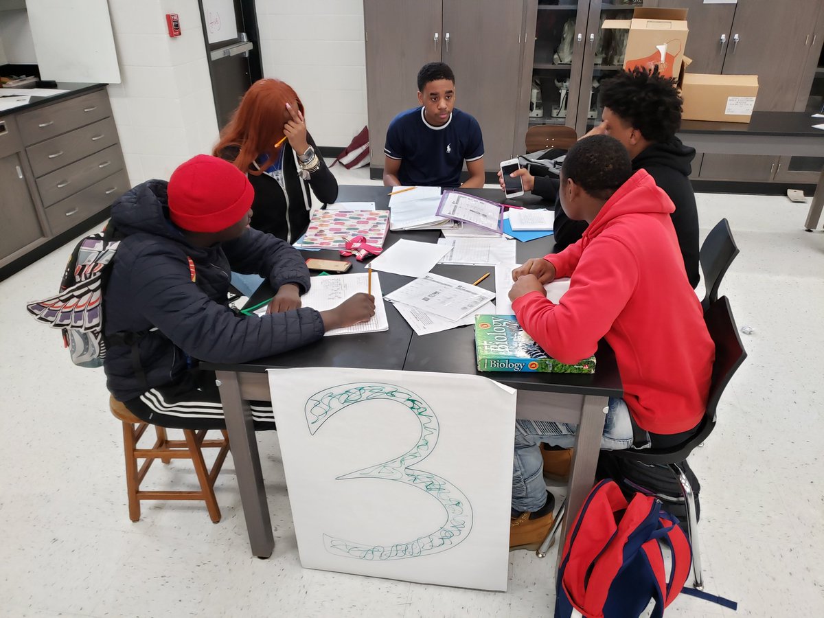 akhenatenhamun's tweet photo. Last week I got a chance to see #MrsRalph have her students working in stations to accomplish a number of things. #differentiation at its best #scienceteachers #teachingscience  @RiverdaleRaide1 @CCPSNews @GaDOEScience https://t.co/blghoLtlcD