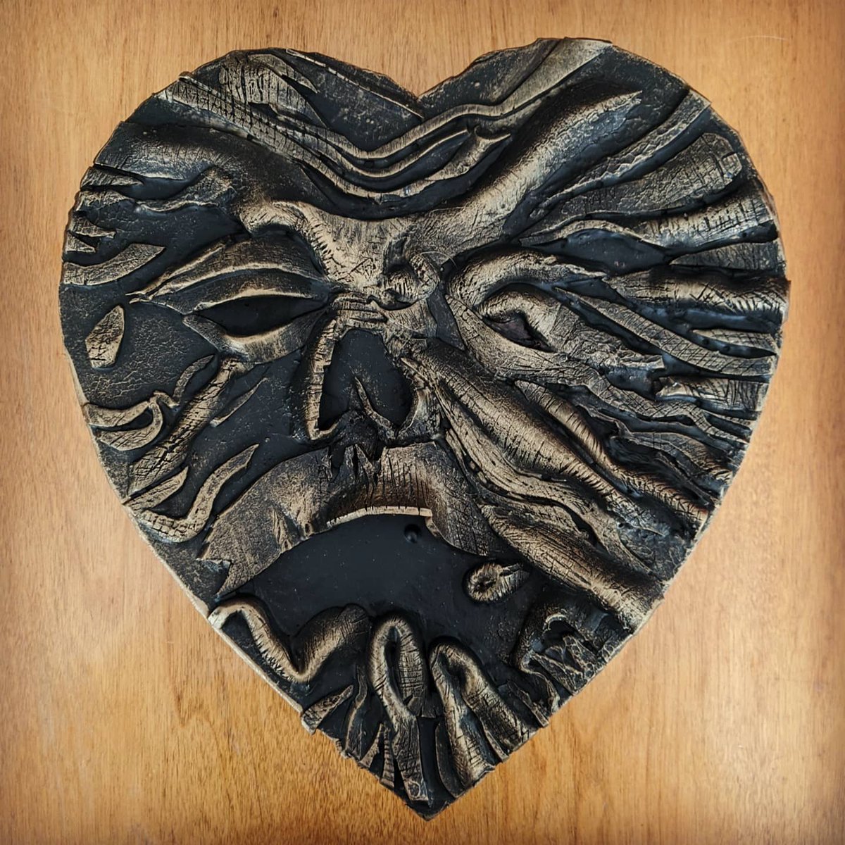 Doll_O_Ween's tweet photo. Doug hand decorated a necronom-nom-nom-icon box of chocolates for me for Valentine's Day 💀

thank you babe 🥰😻 I'm a lucky enby ✨

#horrorchocolates #necronomicon #ArmyOfDarkness #EvilDead #EvilDead2 #HandMadeHorror #HorrorQueer #HeartShapedHorrorBox https://t.co/XHsfGbmQ06