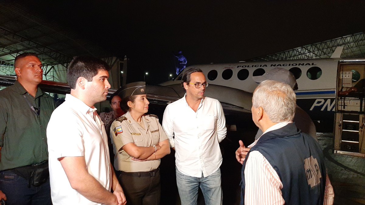 Salud_Guayas's tweet photo. Vicepresidente @ottosonnenh, @GoberdelGuayas @PedroPabloDuart y Coordinador @eduardostay junto a personal médico y paramédico de @Salud_CZ8 y @cruzrojaecuador recibieron en la Base Aérea de Policía Nacional a hinchas de Barcelona Sporting Club accidentados en Perú #SaludParaTodos https://t.co/2EIBNySP5b