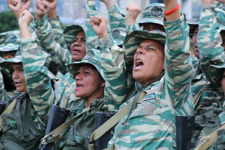 YAURA1709's tweet photo. @Mippcivzla #16Feb 📢 ¡LA  ETIQUETA DEL DÍA! ⏩  #EnDefensaDeLaPatria 

La soberanía y la Independencia de Venezuela es y debe ser inexpugnable. Hoy 3 mil 500 hombres y mujeres están dispuestos a levantar la bandera de la Patria, de Bolívar y Chávez. https://t.co/V1xADGDccJ