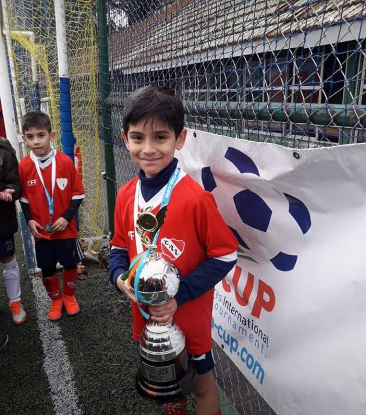 diaz_abiigail's tweet photo. Él es mi primo Tiziano Quintana 8años, el lunes 10/2 los padres lo llevaron a la Clinica San Justo por un fuerte dolor de cabeza. Le realizaron estudios que dieron como resultado un tumor cerebral. La operación que se le realizó fue exitosa, tizi estaba recuperándose en terapia https://t.co/NCcOtMDnLm