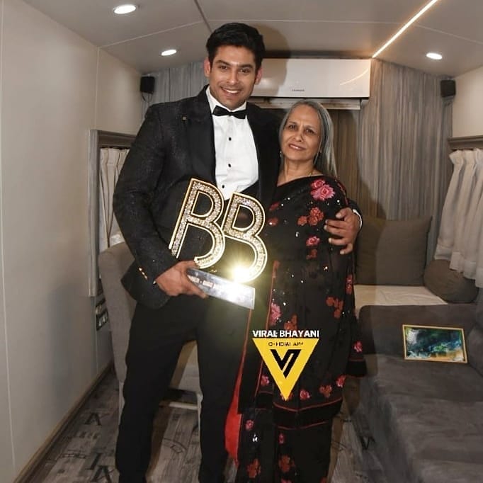 ranaji_simon's tweet image. Siddharth Shukla with his Mom And Sister&apos; 💓 #bb13 #BigBoss13Winner