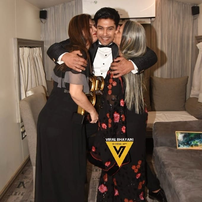 ranaji_simon's tweet image. Siddharth Shukla with his Mom And Sister&apos; 💓 #bb13 #BigBoss13Winner