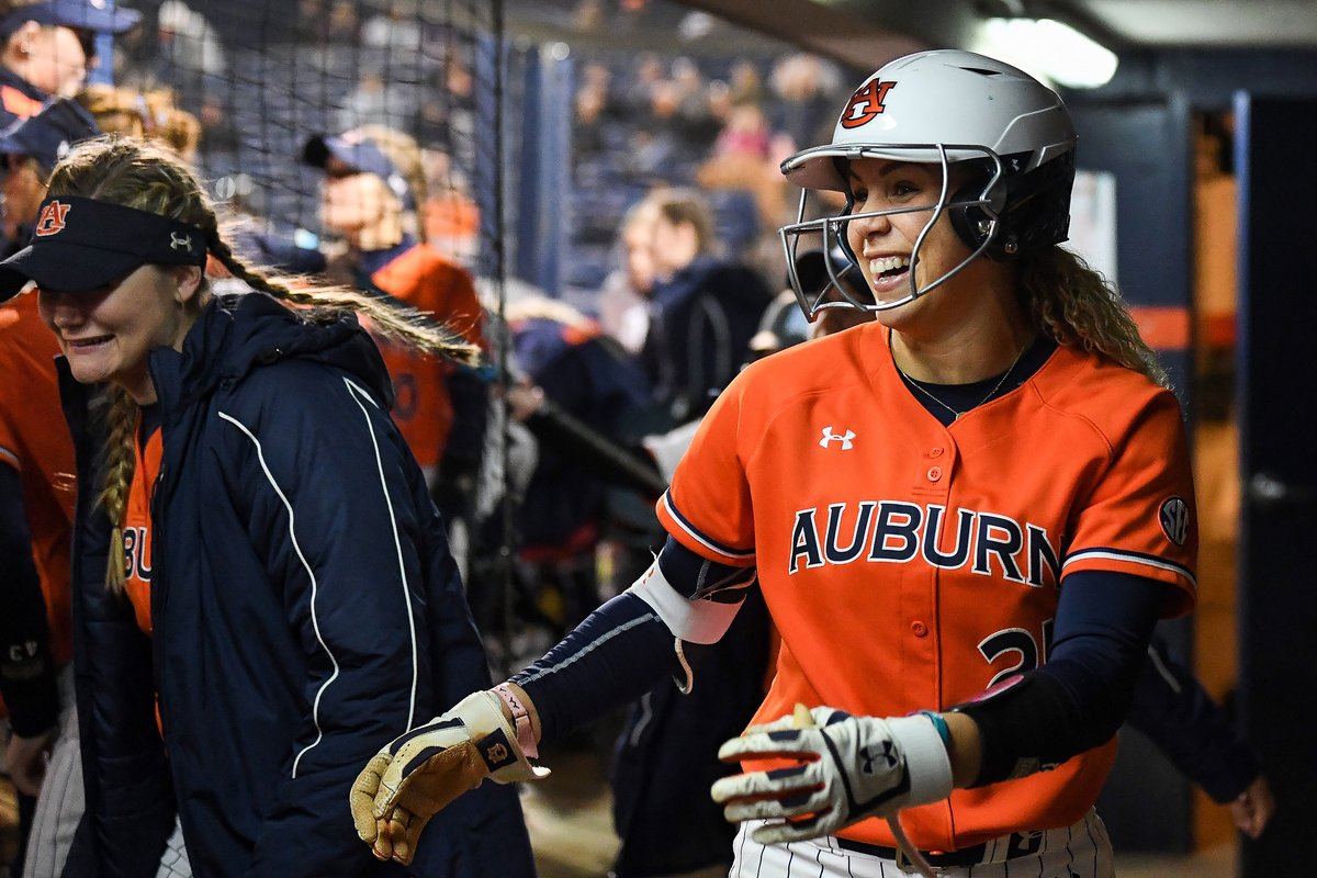 AUSportsNetwork's tweet photo. Postgame audio after day 2 of the Plainsman Invitational for @AuburnSoftball with Aidain Kowalski @deanAU_TigersSB Alyssa Rivera and @AshleeNSwindle   
https://t.co/MFH8B277Fx

Photo:  @shannalo / @AuburnTigers https://t.co/S72AjRV5DZ
