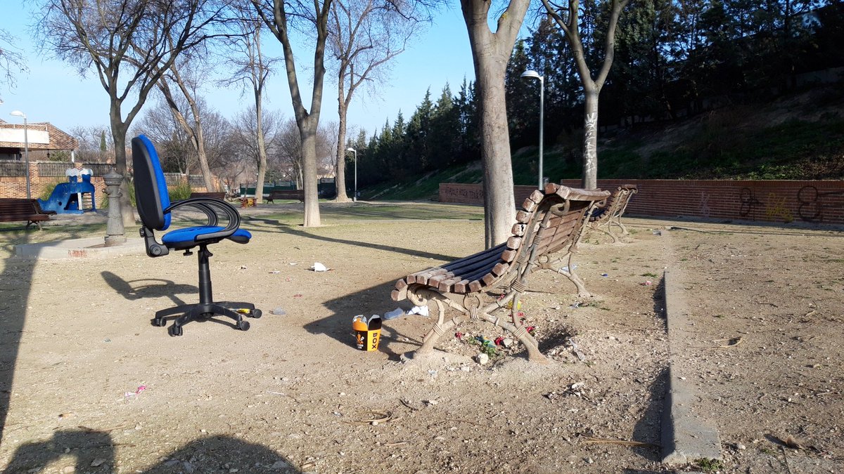 SocialActivas's tweet photo. Con lo maniático que era Hitler del orden y la limpieza, no creo que hubierais durado mucho con él. 
Parque Doctor Vallejo Hierro esta mañana.
#Educación
#Civismo 
#ElOdioMata https://t.co/VkFNuEuIw6