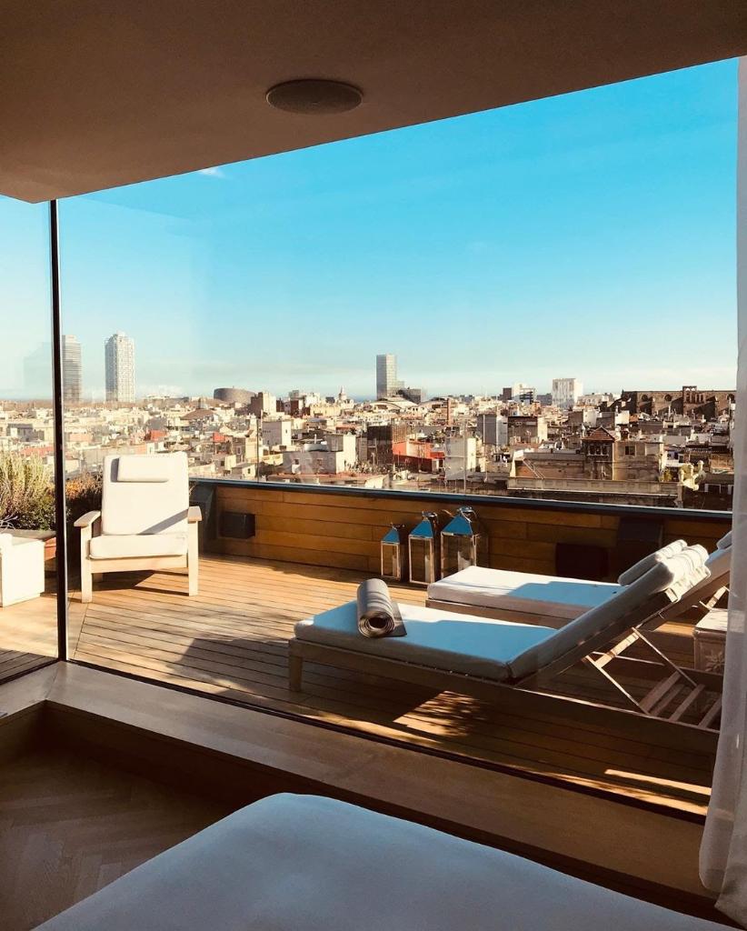 Soaking in the view from our Barcelona #penthouse suite.

 📸: mer__edit

#BarcelonaEDITION
#hotellife
#Barcelonainspira