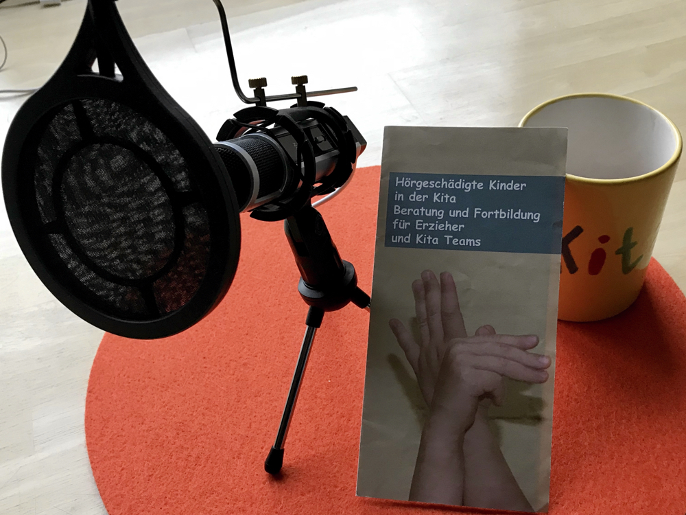 kitakram's tweet photo. Am 1. März um 16:15 Uhr gibt es den zweiten Kitakram-Talk. Thema: Begleitung von Kindern mit Hörschädigungen. Wir haben mit Regine eine absolut erfahrene und praxisorientierte Fachfrau dabei. Hört gern rein! https://t.co/6uOE5PzbmV #kitakram #kita #inklusion https://t.co/yshh0neCeA