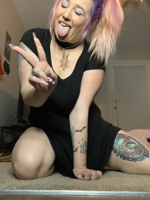 So i went on a date tonight with this cute gamer dude and we were both nervous wrecks and it was hella<a href="/tag/mvsales"class="tags"><span>#mvsales</span></a>