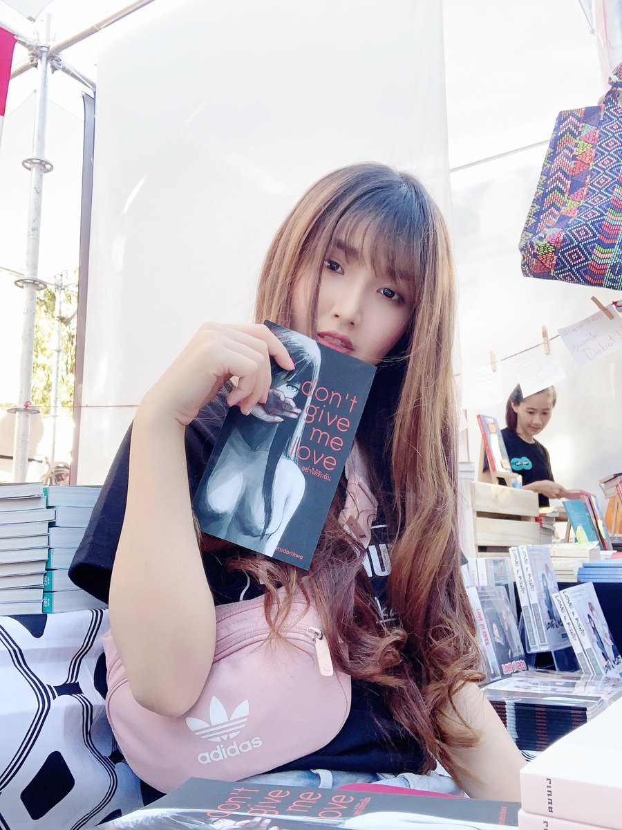 zumsworld's tweet photo. อย่าลืมมาอุดหนุนบทกวีสายดาร์ก ภาษาสำนวนพาดิ่งสู่เหวลึกของความเศร้า โดย #Midorikwa #DontGiveMeLove #อย่าให้รักฉัน มาซื้อได้ที่บูธ #คมบาง E3

#LITFEST2020 #LITFestDebut #Litfest #LitFest2 https://t.co/hl75kJjVwu