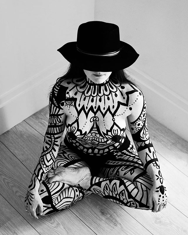 Ten claro que hay que ser muy valiente para meditar. El silencio intimida y a veces hasta duele, solo nos tenemos a nosotras mismas pero nos da miedo indagar en nuestra propia verdad. Valiente es enfrentarse a todo ello. . .
Ten claro que meditar es una de las cosas que te van a