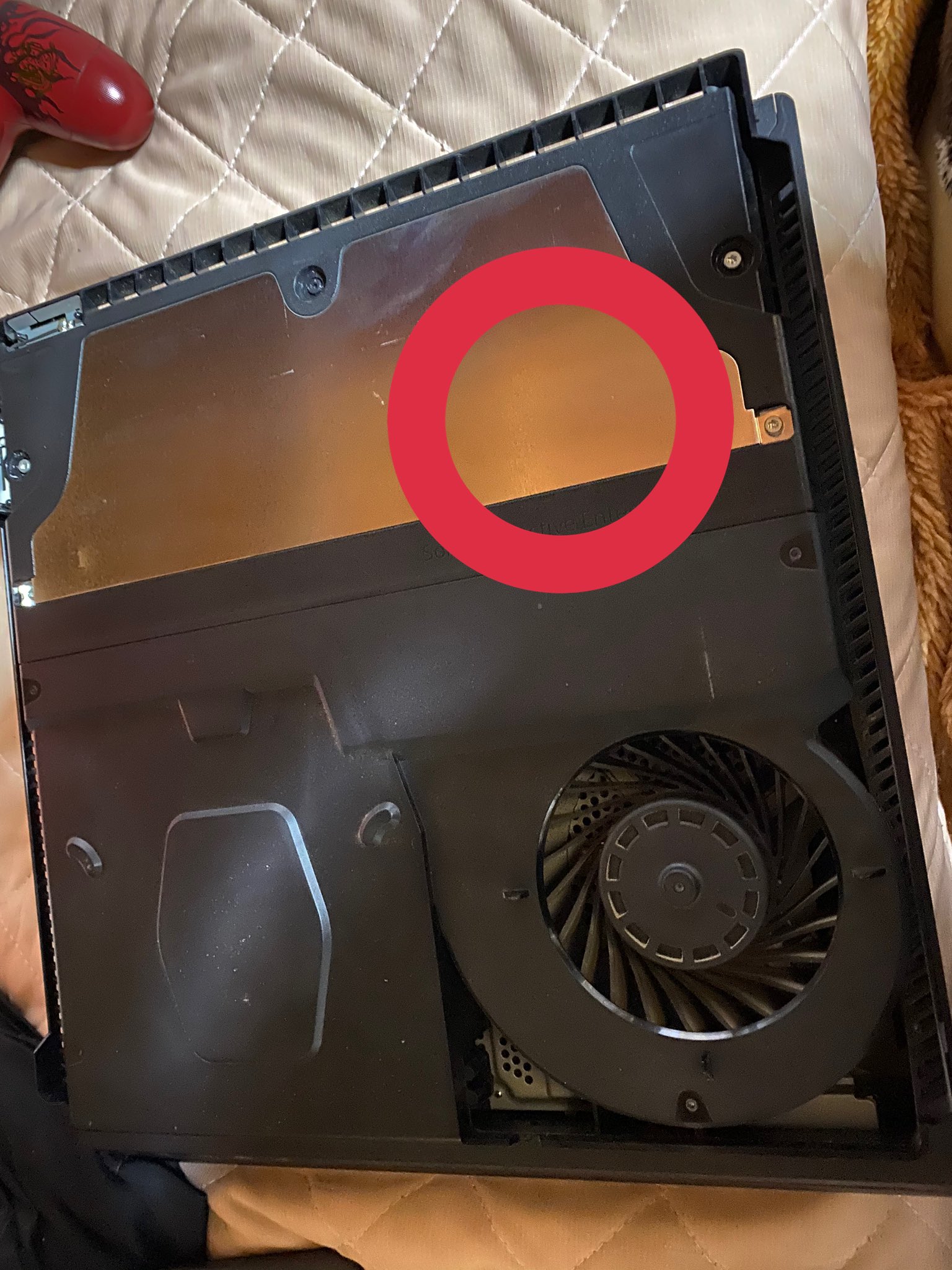 零崎愛識 Ps4proの上蓋外して電源入れてみると赤丸くらいのとこからジジジジって音鳴ってるのよね Ff14やってるとブツんって感じで電源落ちるんだけど 原因は異音のとこでしょうか また ここ開ければどうにかなるんでしょうか 教えてエロいひと