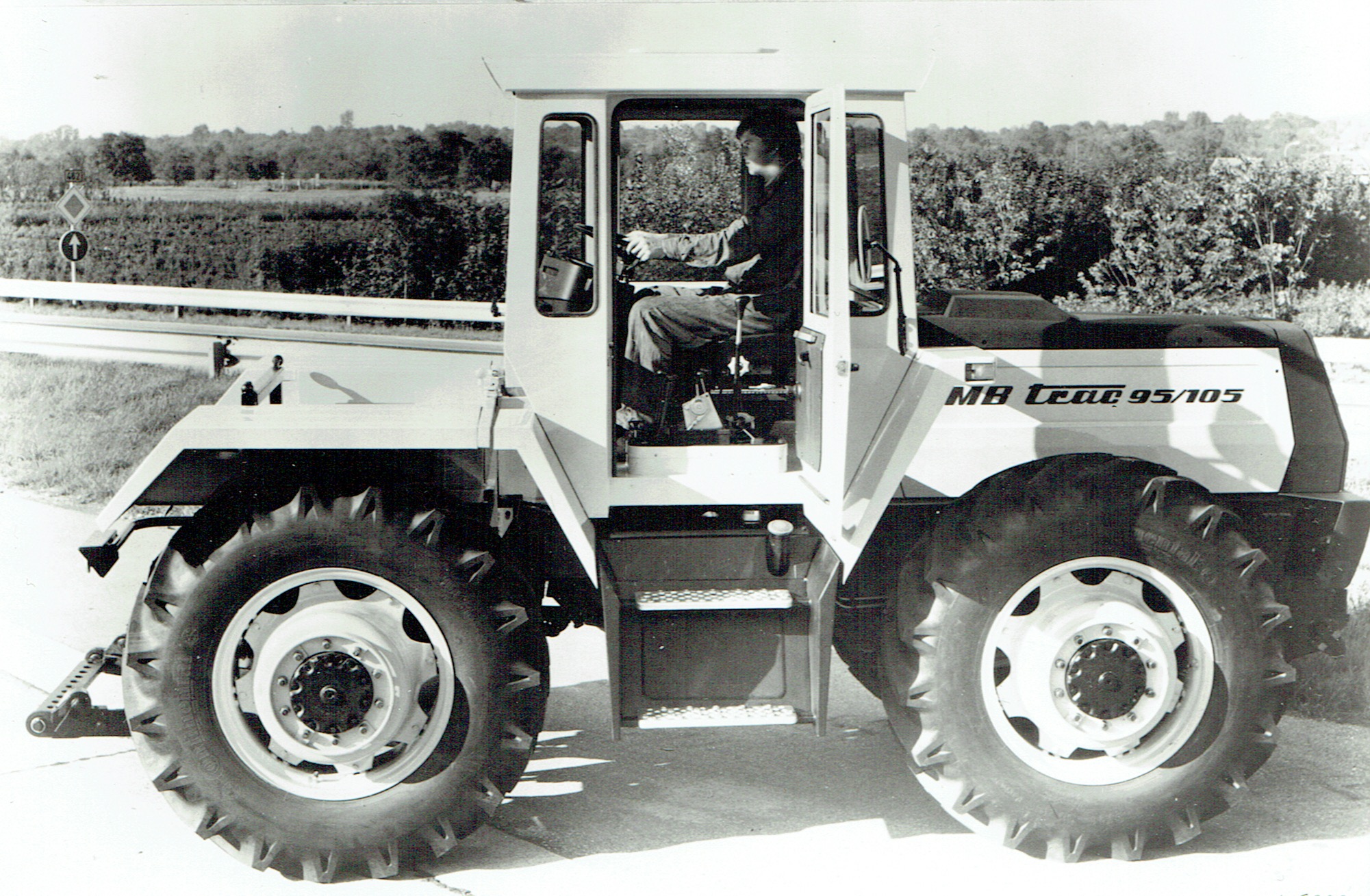 Unimog Community on X: 1974: Prototyp eines MB-trac 95/105 mit Drehsitz.  Prototype of a MB-trac 95/105 with swivel seat. #unimog #agrar #mbtrac  #agriculture #forestry #mbtracpower #prototype #conceptcar #systemschlepper  #mbtrac1000 #mercedesbenztrac