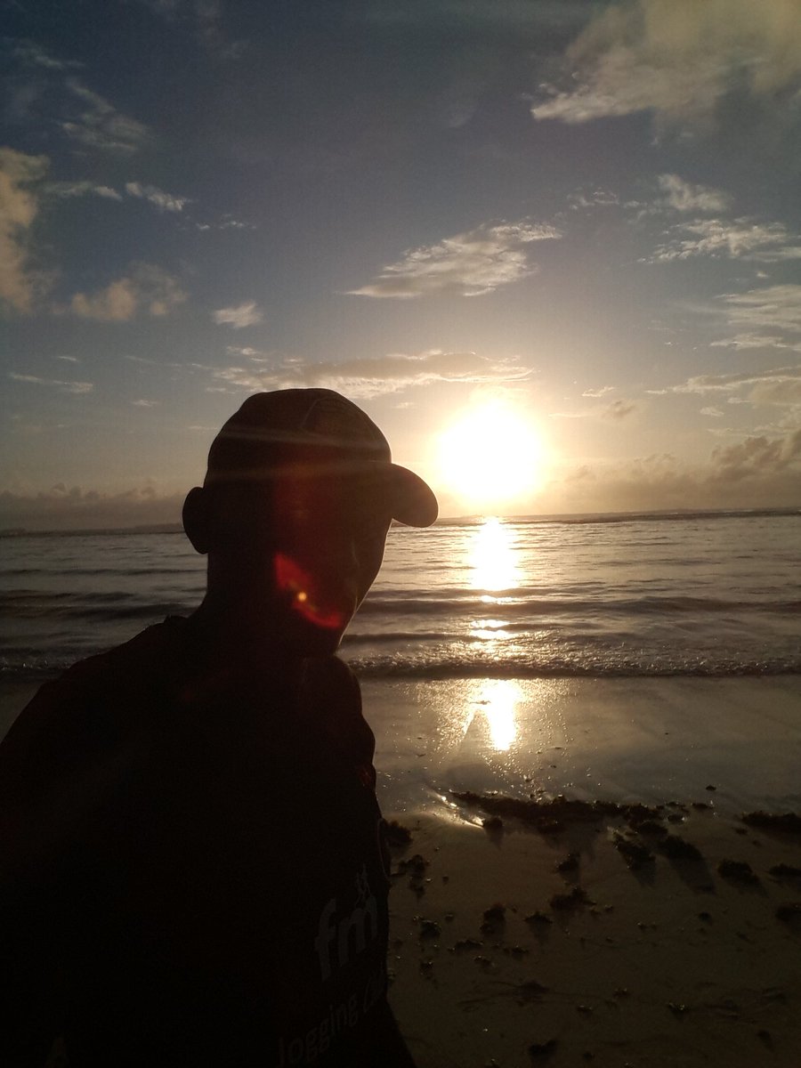 DPetrosa's tweet photo. Shot from Indian Ocean. Rising of the sun #coco_beach https://t.co/0qsp15zIa7