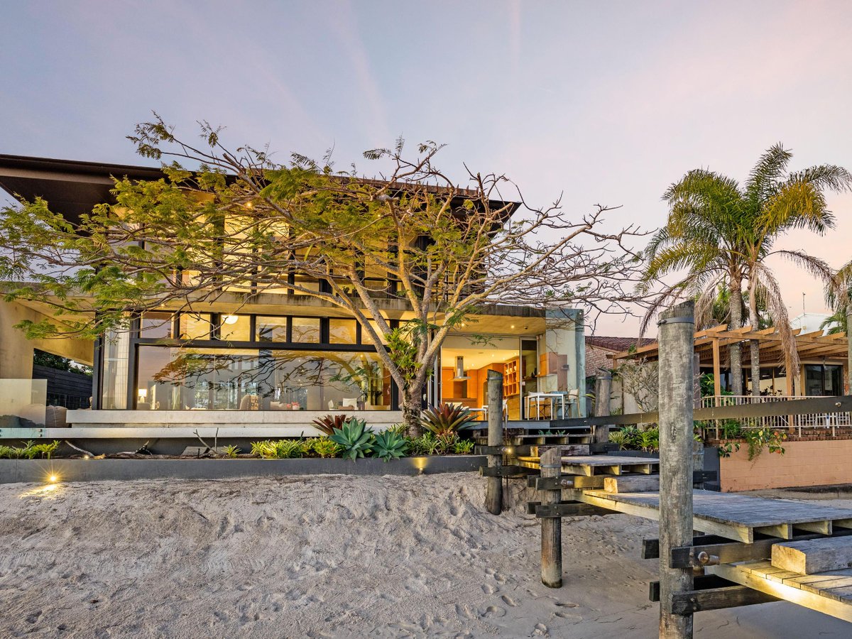 Situated along the #NoosaRiver and only minutes from the beach, this summer escape awaits you 🏖️ bit.ly/31WEa66