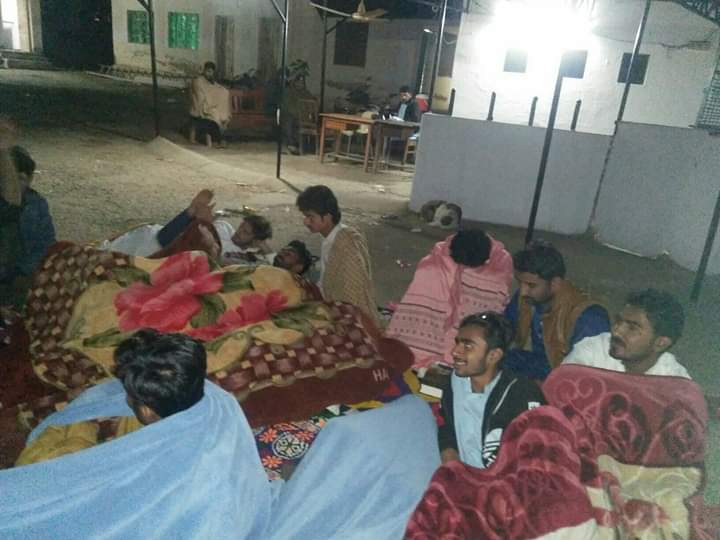 khalidkoree's tweet photo. سندہ یونیورسٹی کے طالب علم پر رات گارڈس نے تشدد کیا جس کے لیئے رات سے لیکر اب تک طلباء ہاسٹل کے گیٹ پر دھرنا دے کر بیٹھے ہوئے ہین لیکن انتظامیہ غائب
#StopHarrasingStudents
#StopHarrasingSindhiStudents
#StopHarrasingStudentsUOS https://t.co/1zr6okFALo