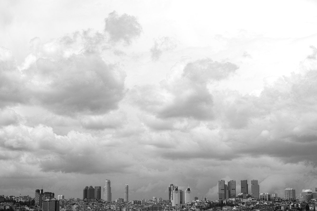 Yalnız kalma isteğim gökdelen gibiydi. İçinde kırk sekiz neden barındıran kırk sekiz daireli bir gökdelen!

Hakan Günday - Kinyas ve Kayra