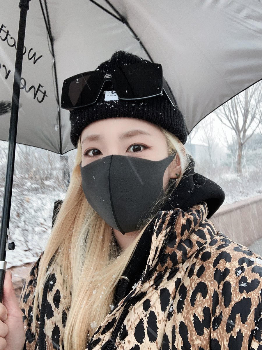 krungy21's tweet image. 눈온다❄️❄️❄️
