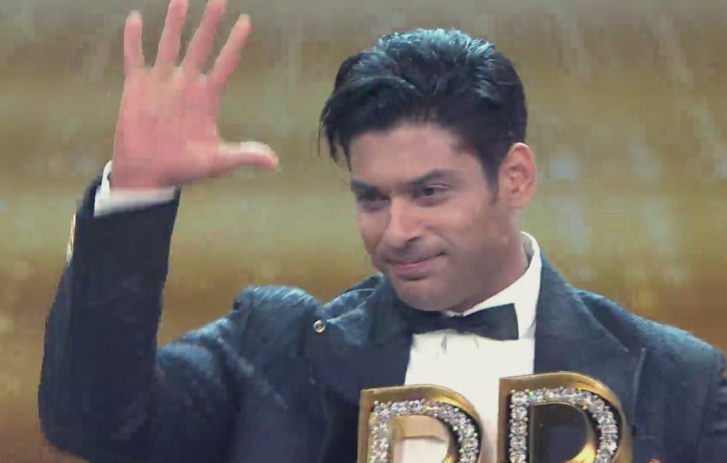 ffspari's tweet photo. What a night
Still in awe of that moment.

Season 1 2 3 4 5 6 7 8 9 10 11 12 
Bhaad me jaao
Koi fark nahi padta

The BEST WINNER of all the times
@sidharth_shukla 

Bigg Boss never witnessed such an EPIC VICTORY!!!

#HistoricWinnerSid https://t.co/pjTKiyY4Q3
