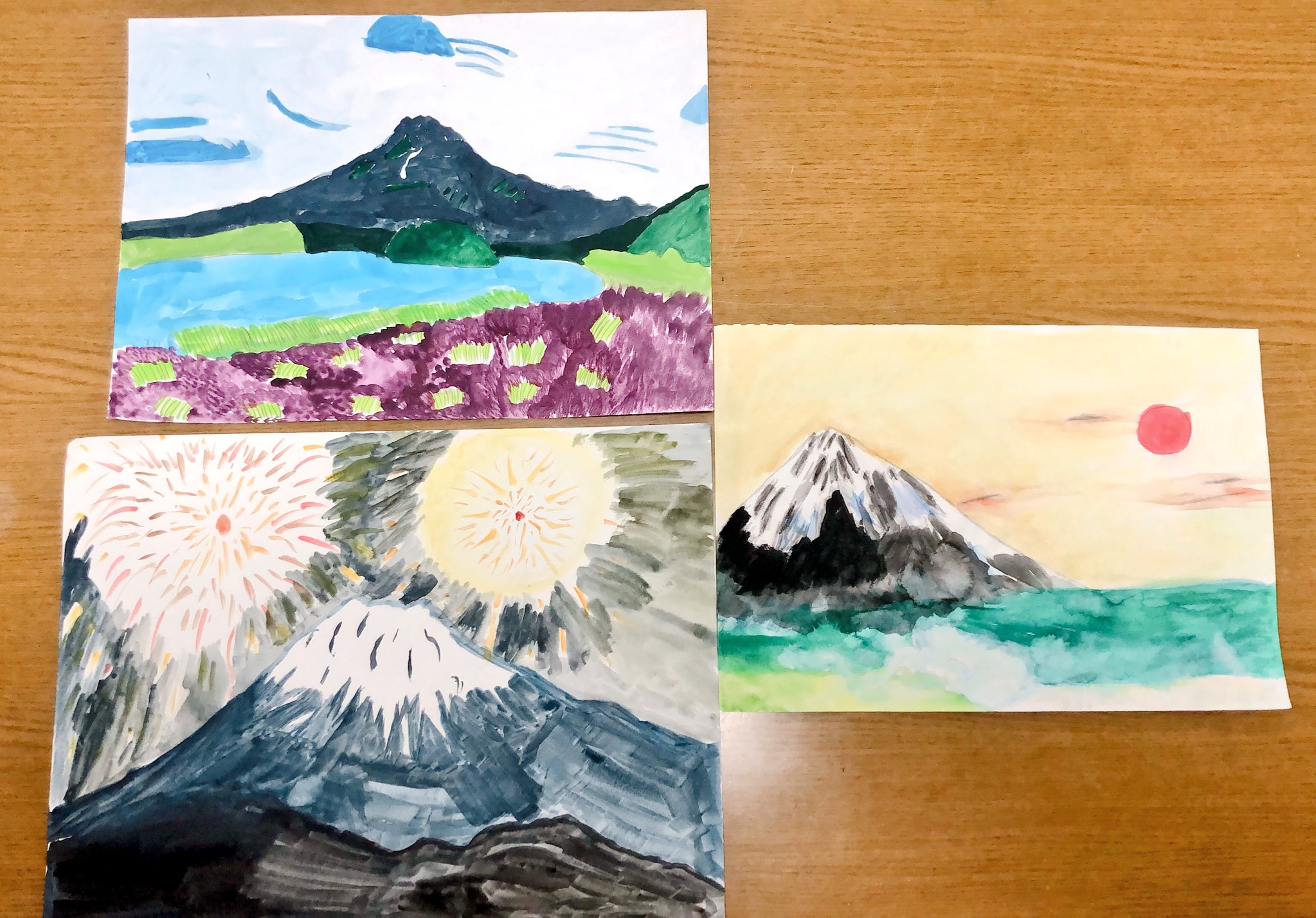 現代墨彩画家 堀川恵子 夢いっぱい子供絵画教室小学生クラス季節折々の表情豊かな富士山 を描きダイヤモンド富士桜と富士紅葉と富士ラベンダー富士茶畑富士向日葵富士花火と富士ラインや凹凸感を描き子供たちのデッサン力や色の塗り方もすごく成長がみれ
