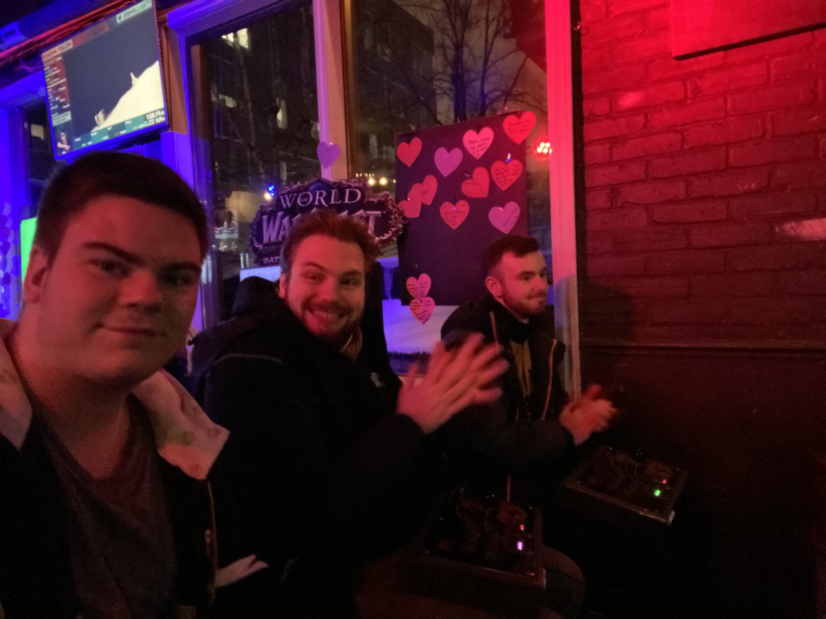 Having so much fun with @_10acious, @SniperDt and so many cosplayers at the @MeltdownMTL Bar! Literally absolutely stunning which people are actually behind all the masks and wigs!