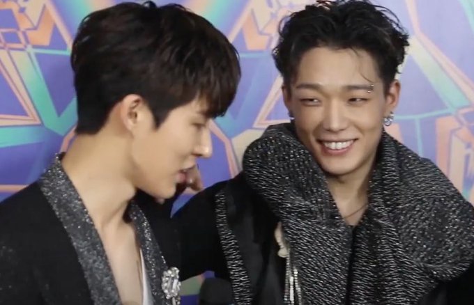 the way Jiwon looks at Hanbin 