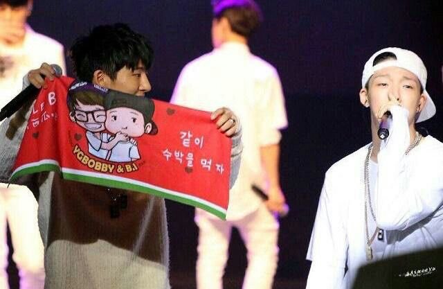 remember Jiwon's reaction to a Double B slogan and Hanbin happily holding it up 
