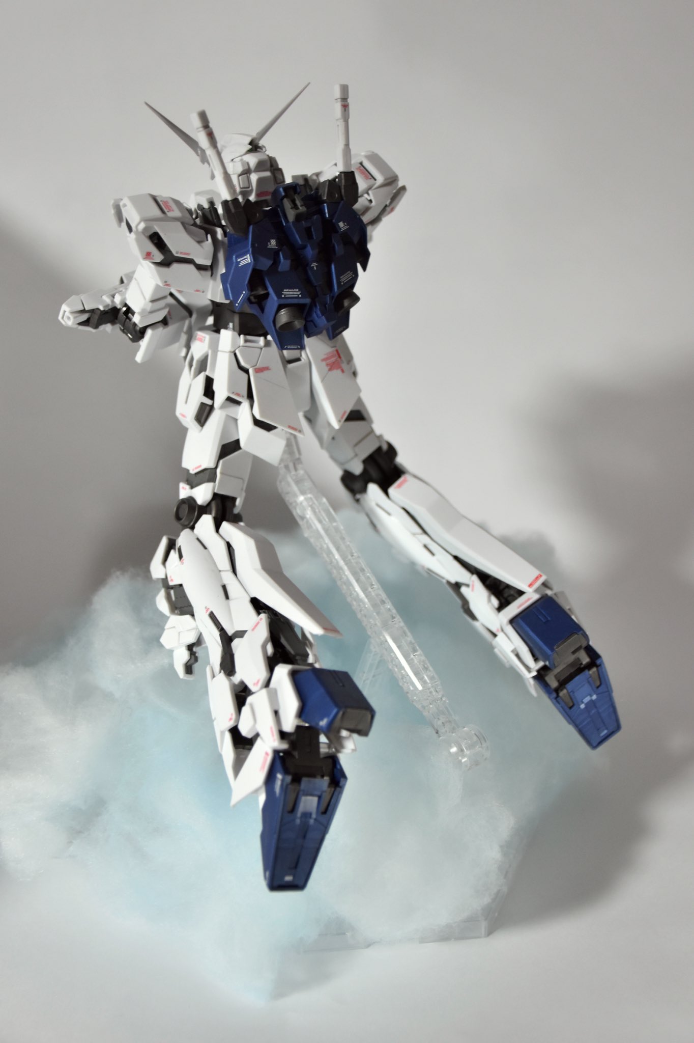 Natsu なつ ガンダムuc Ep5 黒いユニコーン より ガルだから落下したオードリーを救出するユニコーンガンダムを作りました 1 100のバナージやオードリーもいるよ笑 台座は雲の演出でオシャレに隠してみたよ ガンスタさんにも投稿しよーっと