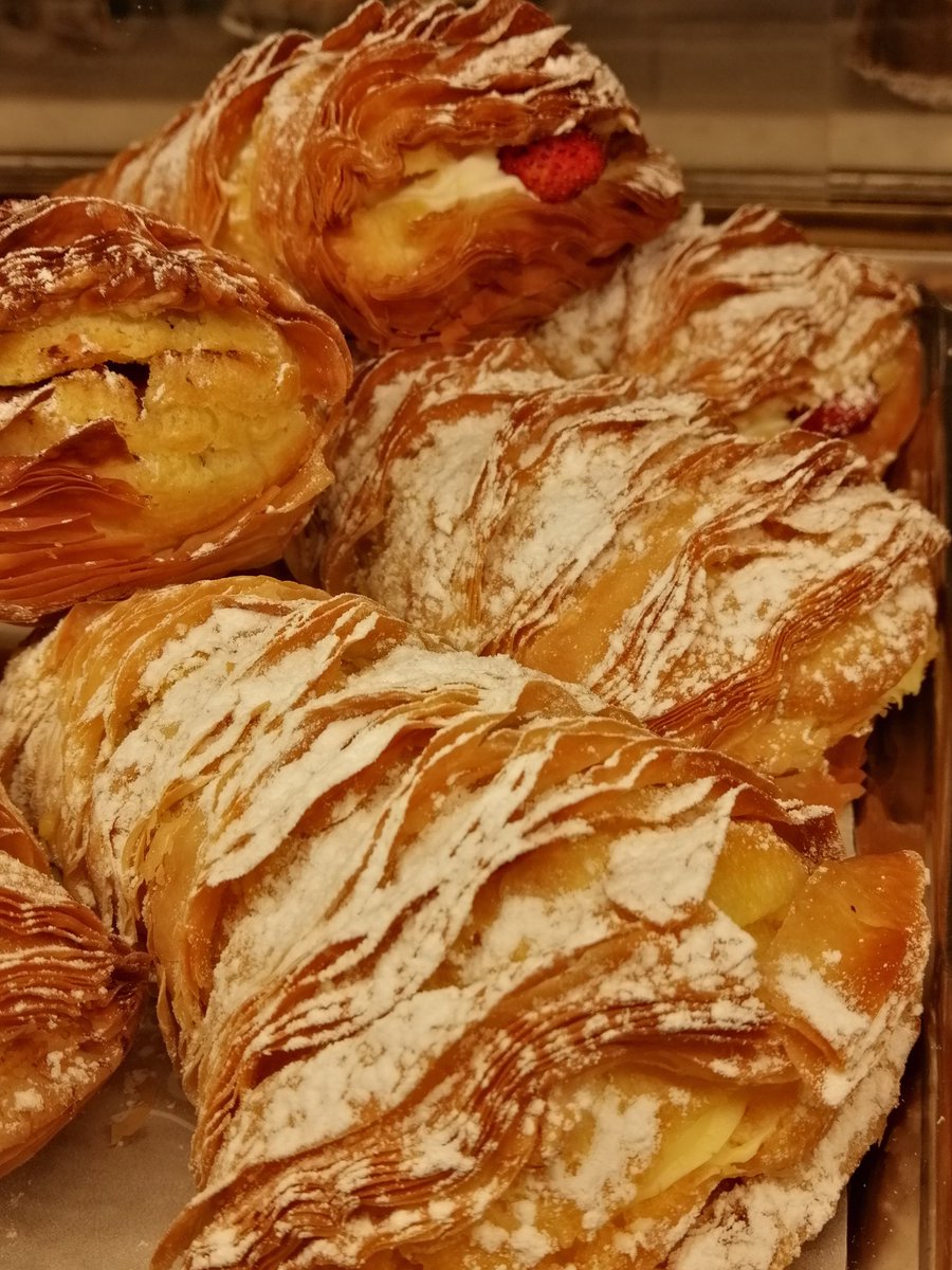 LaConsiglieria's tweet photo. .@mokologue -

Sono indecisa da chi farmi accompagnare a bere il caffè, voi chi suggerire? #codediaragosta #caprese o #zeppoladisangiuseppe?
#scaturchio #buongiorno

@golositineranti @Barbaga3Gaetano @paoloigna1 @pam__27 @anboemo @Golosaria @identitagolose @DiscoverNapoli https://t.co/T3AhFtwTsc